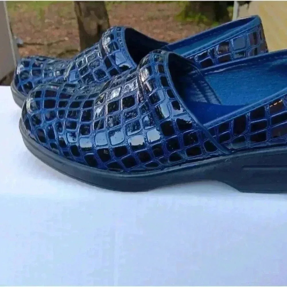 Judith Claire Sz 7.5 Slip On Clog Blue Crocodile Texture Slip Resistant Sole